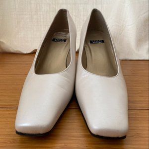 STUART WEITZMAN WHITE PEARLESCENT SQUARE TOE PUMPS
